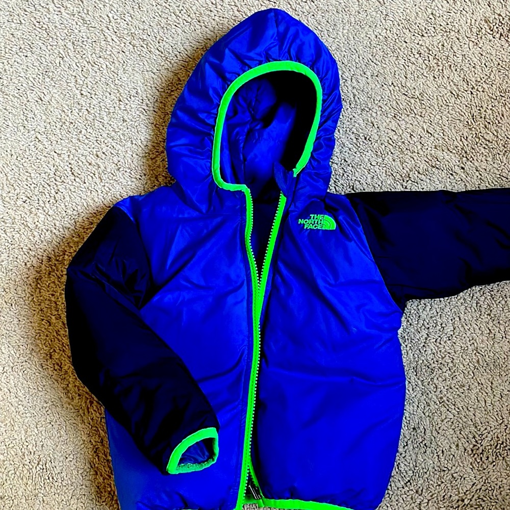 Reversible North Face winter coat for toddler, 18-24 Hood snug around face.